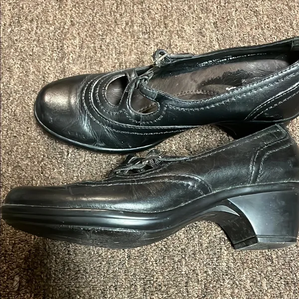 Clarks Women's Black Leather Shoes size 6 M - Image 2