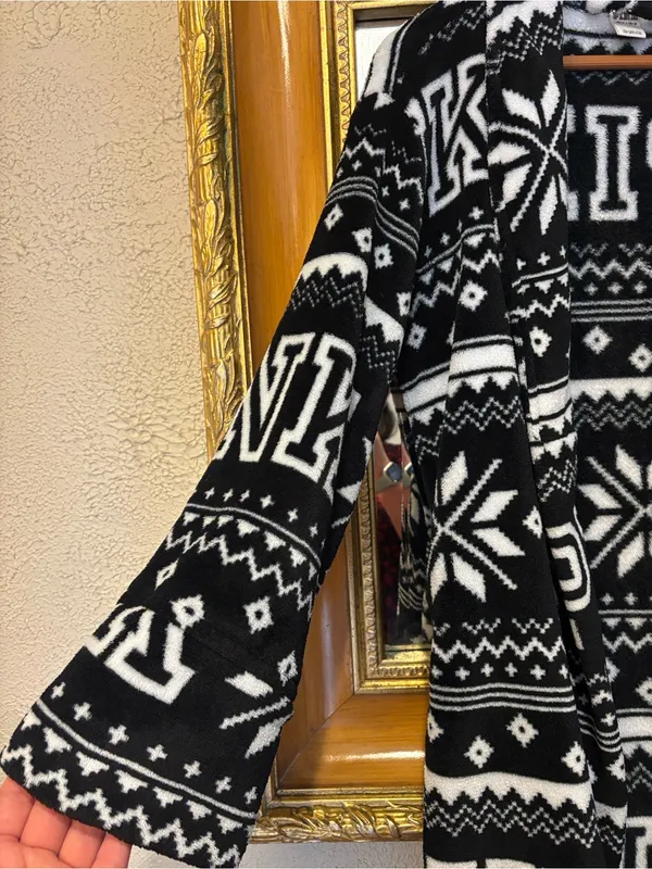 PINK Victoria’s Secret Black & White Snowflake Fleece Robe - Size XS/S - Image 6