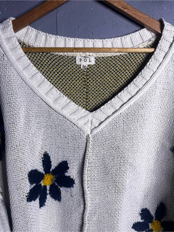 POL Daisy Knit V Neck Long Sleeve Sweater. Size Medium - Image 5