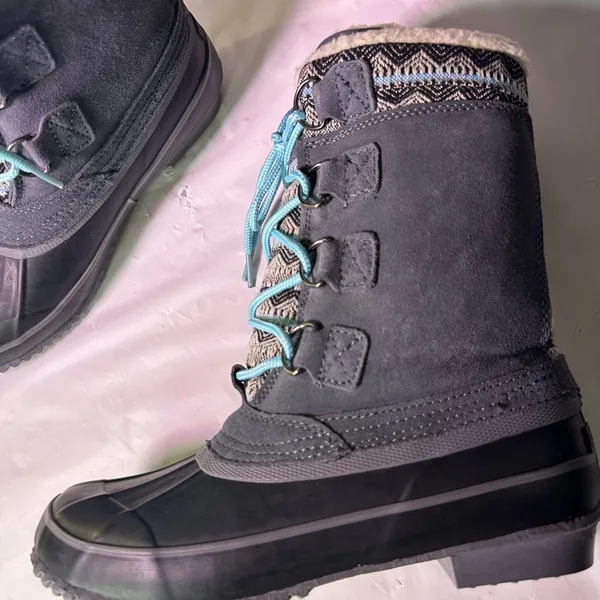 Khombu Women's Winter Boots with Blue Laces - Image 10