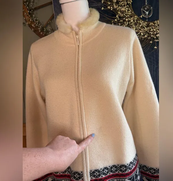 Vintage Pendleton Cream Sweater w/ Black &Red Accents Size S. 100% Virgin Wool - Image 6