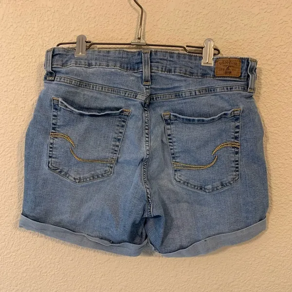 Signature Levi’s Medium wash, mid rise denim shorts sz 27 modest mom short basic - Image 2
