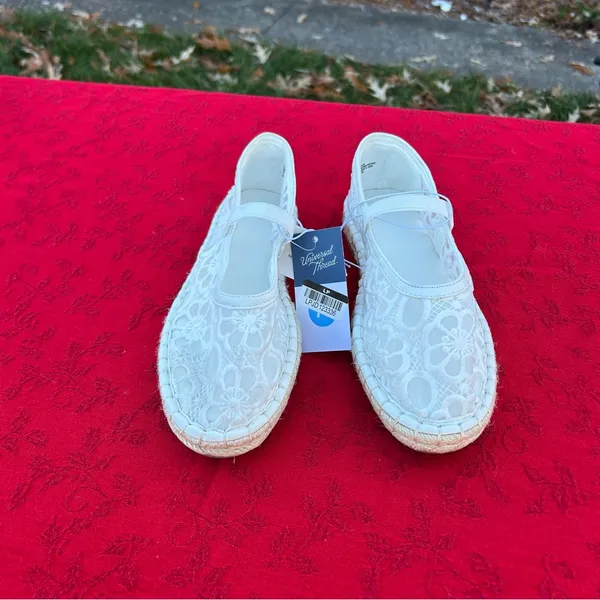 Universal Threads Women's Celia Floral Lace Mary Jane Espadrille Flat by size 7.5 - Image 2