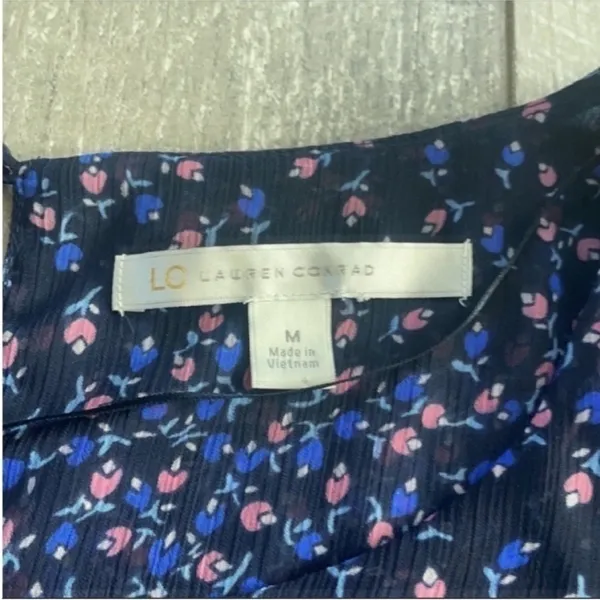 LC Lauren Conrad Size Medium Floral Printed Top. - Image 4