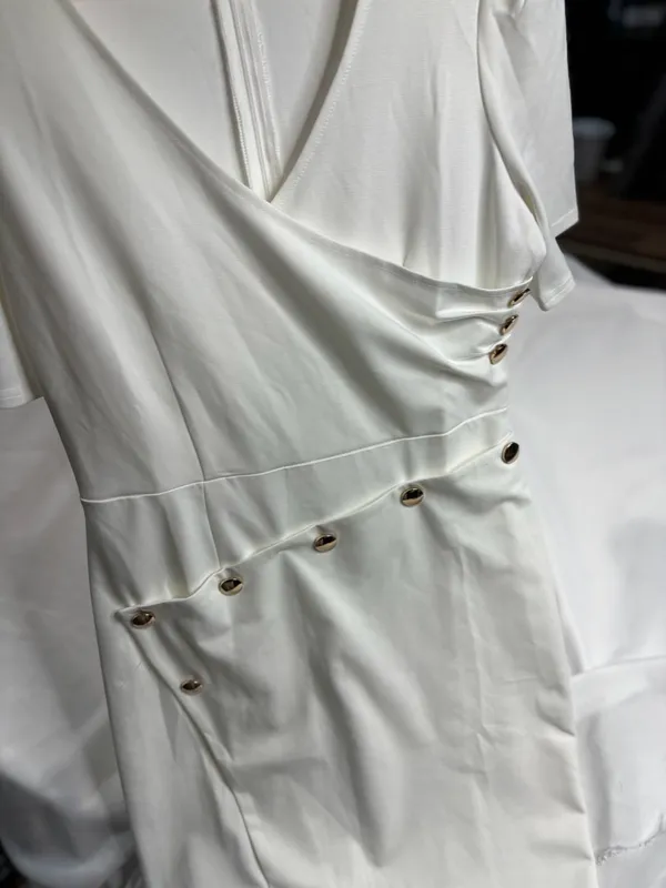 White V - Image 3