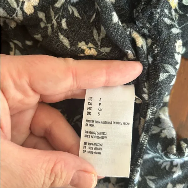 American Eagle Floral Ruffle Hem 3/4 Sleeve Top Size Small - Image 3