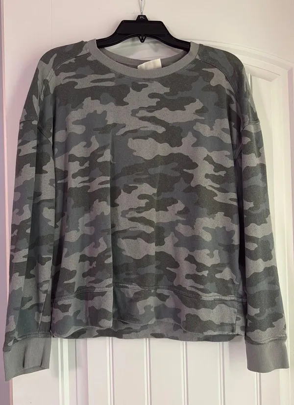Universal Thread green camo sweater  - Image 2