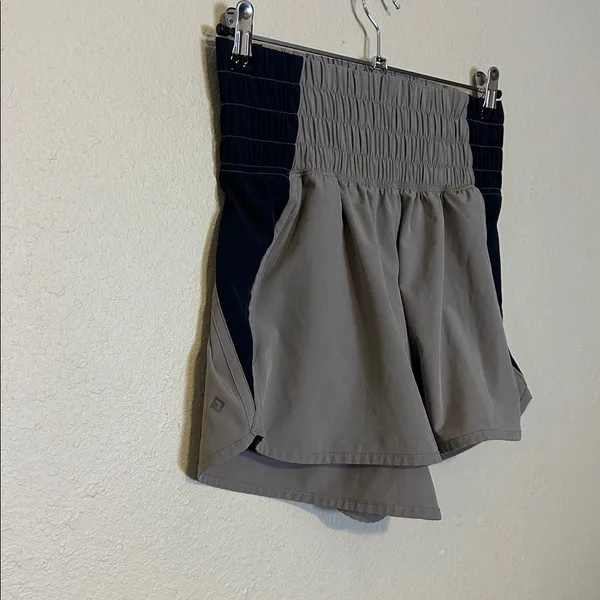 Abercrombie YPB motion‎ TEK lined fly away shorts in Tan and Black Size Small - Image 3