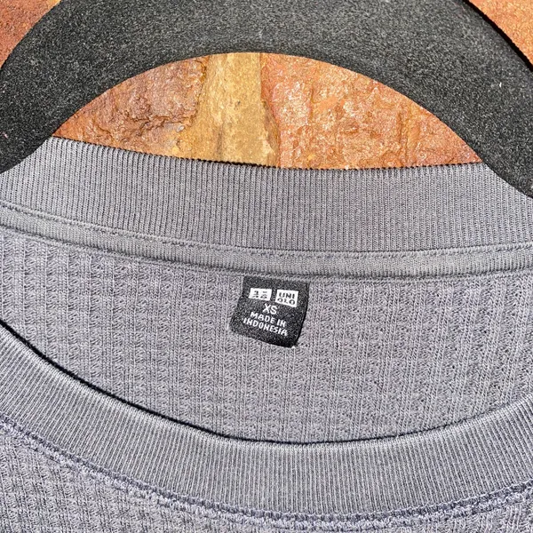 UniQlo Dark Charcoal Gray Waffle Knit Long Sleeve Crew Neck T-Shirt Women's XS - Image 4