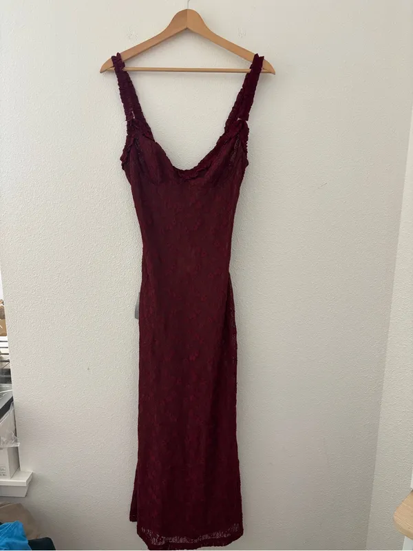 Bardot Alegra Stretch Lace Midi Dress in Burgundy nwt - Image 2