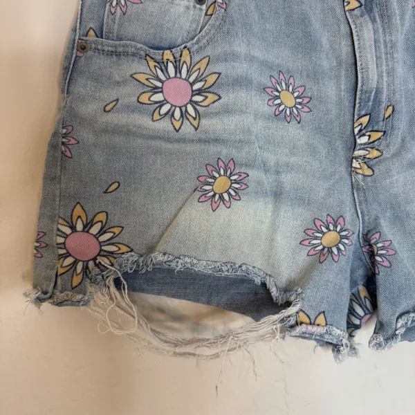 No Boundaries Women's High Rise Destructed Daisy Floral Denim Shorts Size 15 - Image 3