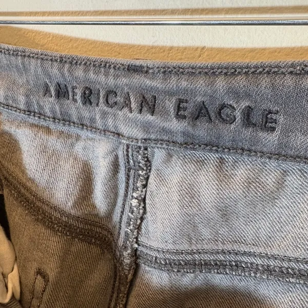 American‎ Eagle Gray High Waisted Distressed Mom Jeans Size 10 Regular Raw Hem - Image 5