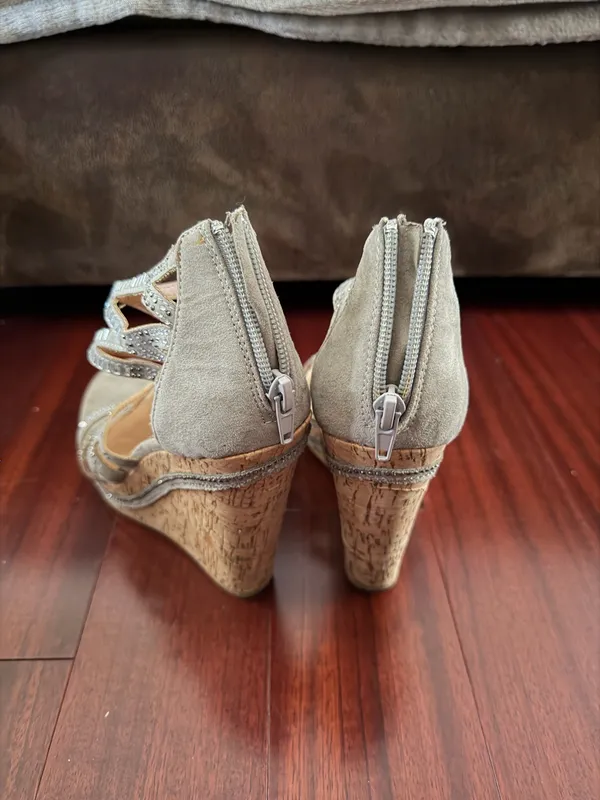 Wedge grey heels not rated - Image 3