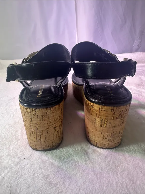 Tommy Hilfiger Black Leather Cork Wedge Thong Sandals with Gold Logo - Image 7
