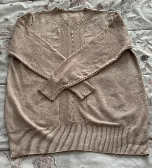 NWT Beige Pearl Beading V-neck Ribbed Detailing Cottagecore Sweater, size M - Image 10