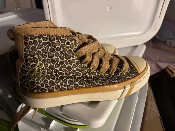Converse High-Top leopard print lace up front sz 6 casual or western  - Image 3