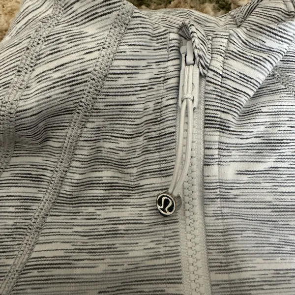 Lululemon Gray Zip-Up Jacket - Image 3