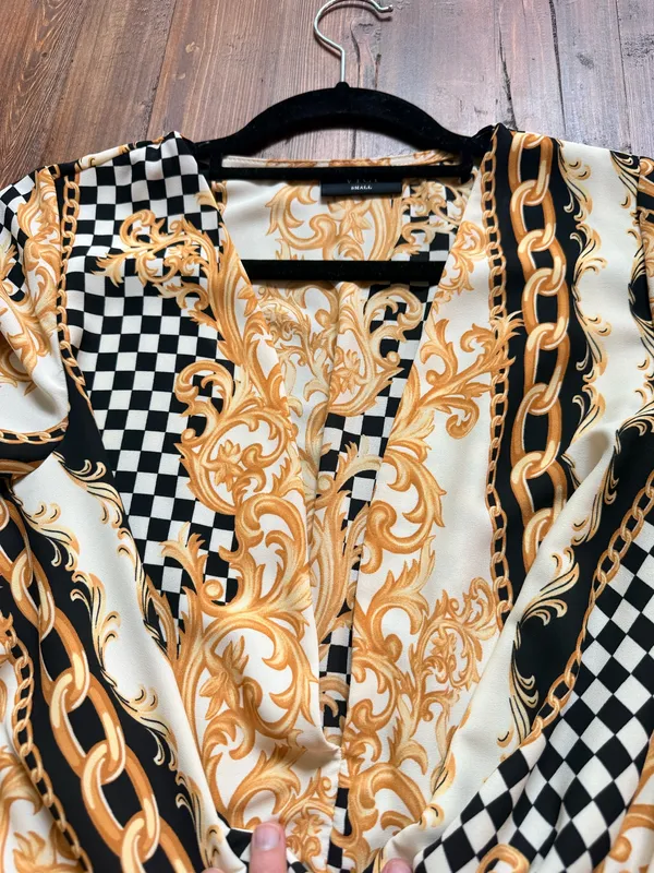Vici mini wrap dress size small  - Image 4
