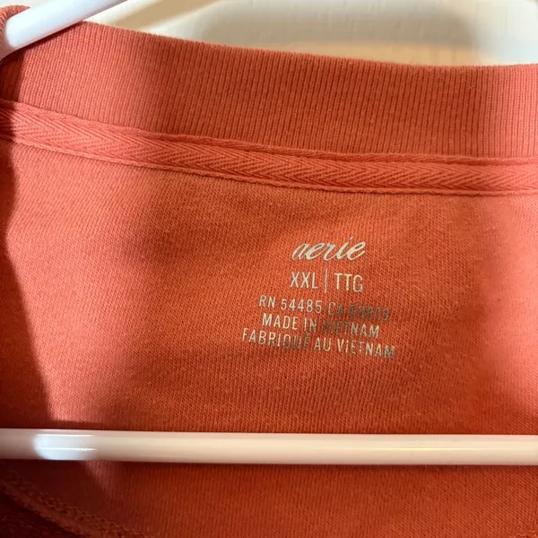 AERIE - WOMEN'S XXL- RUST/Orange LONG SLEEVE LACE-UP PULLOVER. - Image 2