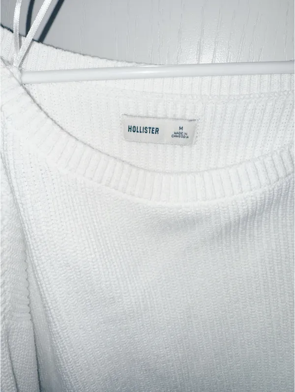 Off-The-Shoulder White Hollister Sweater - Image 4