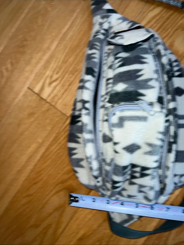 Kavu pendleton style Cream & Gray Aztec Rope Sling Bag - Image 6