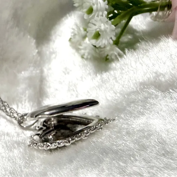 🩶🌸 Mallory Rose Locket Short Pendant Necklace from Kendra Scott. - Image 6