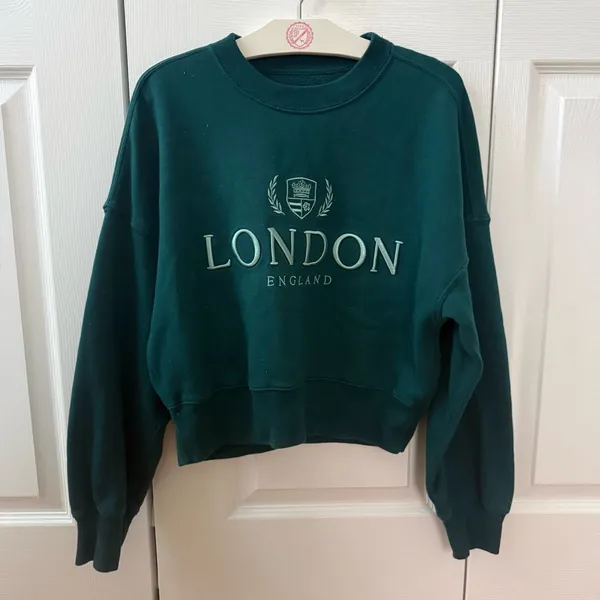 Abercrombie & Fitch London Embroidered Cropped Crewneck in Teal - Image 2