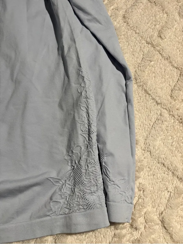 Blue women’s work out longsleeve no size tag fits a large - Image 3