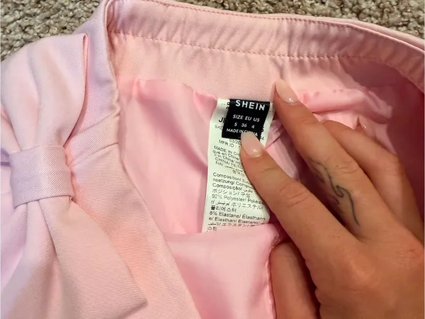 SHEIN Pastel Pink Mini Skirt with Bow Accents - Image 4