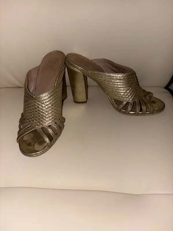 Tory Burch Brida high-heeled mules in metallic gold leather (color "Gold"). They have minor damage to the insole. Size 7 - Image 3