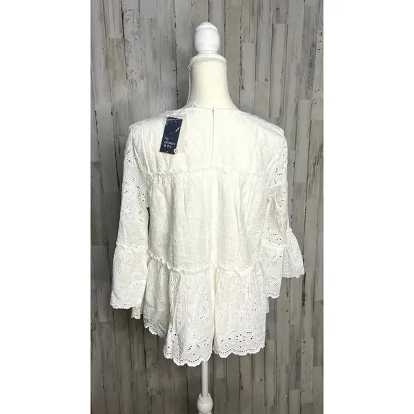 NWT Crown & Ivy Women's‎ Medium White Eyelet Peplum Blouse 3/4 Flare Sleeve - Image 3
