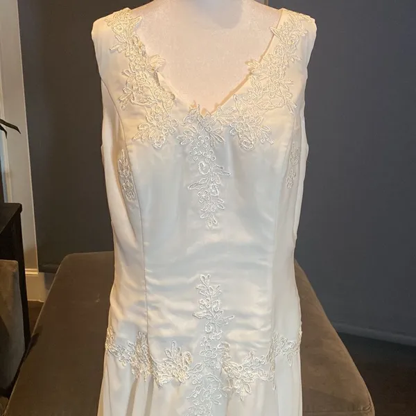 Women’s White Chiffon Formal Dress Floral Lace Detail & Matching Jacket Size 14 - Image 3