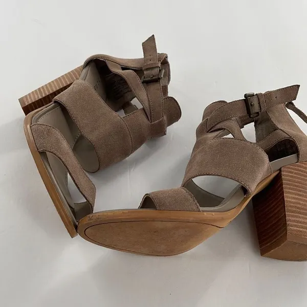 Hinge size 7.5 taupe leather zipper back 4” heeled sandals. - Image 7