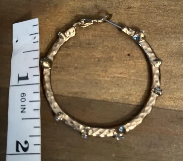 Gold tone hoop earrings - Image 4