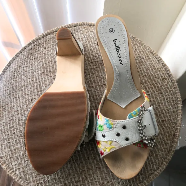 2000s vintage white and multi-coloured wooden kitten heeled sandals platforms with a floral pattern rhinestones buckle detail (Size EUR 37/ US 6.5) - Image 3