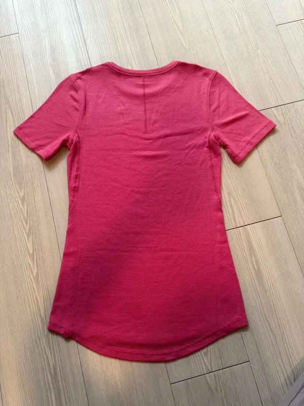 Lululemon raspberry coulis hold tight short sleeve size 4 - Image 4