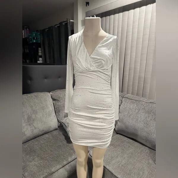 🍒BUNDLE 2 ITEMS FOR $8✨ 🌸AMTIOUS sparkly white dress ✨ - Image 4