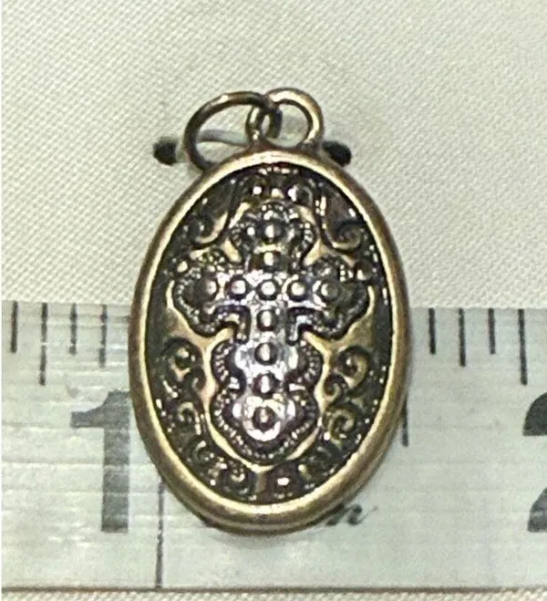 Holy Cross Oval Pendant Necklace NIB Silver Chain Christian Gift Unmarked - Image 5
