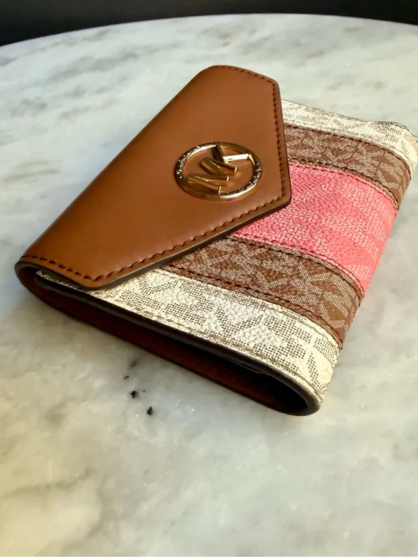 Michael Kors Carmen Medium
Envelope Trifold Wallet - Pink
Stripe - Image 4