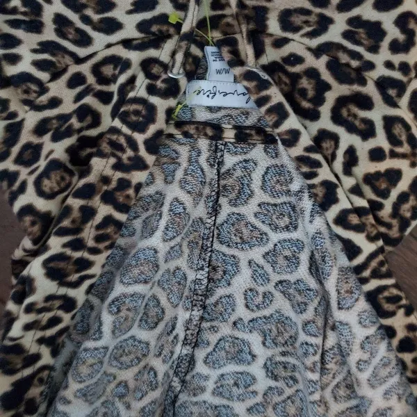Crop style hoodie size medium in leopard print with wide sleeves by love fire - Image 4