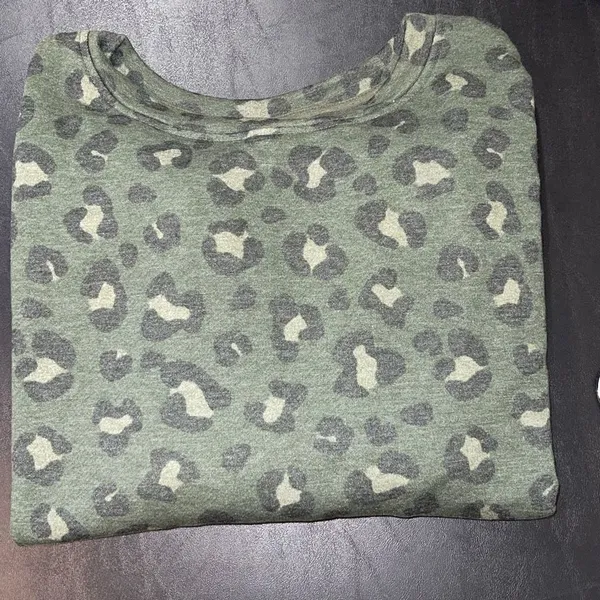 Secret‎ Treasures Cheetah Print Crewneck Sweatshirt. Size Small Green NWT - Image 5
