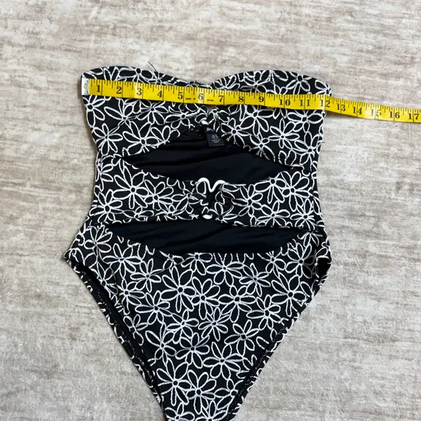 Nasty Gal Women 4 Floral Textured Black Cut out One Piece Swimsuit Strapless New - Image 2