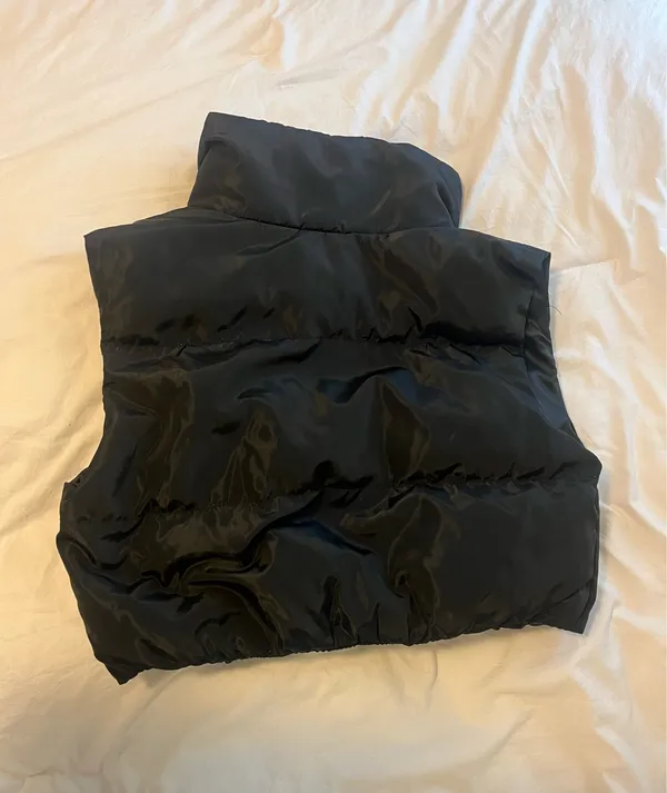 Cropped Puffer Vest Black - Image 2