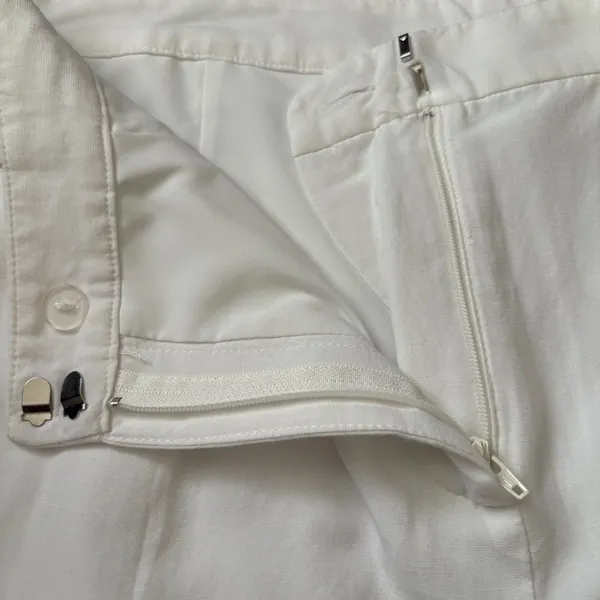 Amanda Uprichard Wallace Shorts 100% Linen White Pleat Front Coastal Size Medium - Image 4