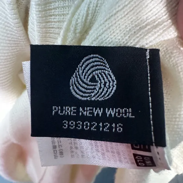 Uniqlo Crew Neck Wool Off White Sweater Size Medium EUC - Image 7