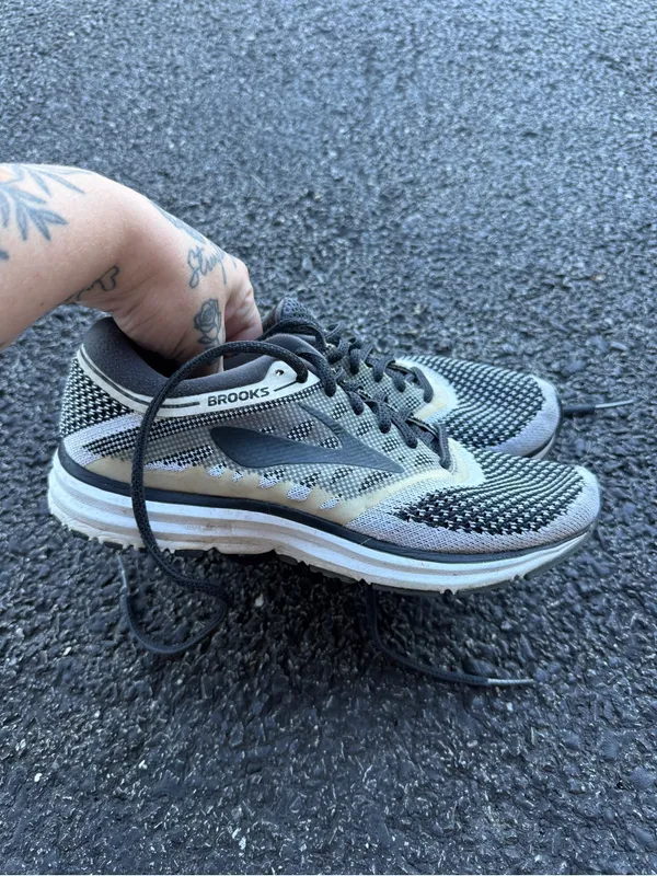 Brooks Running Shoes Black Gray White Women’s Size 7 Medium B Athletic Sneakers - Image 7