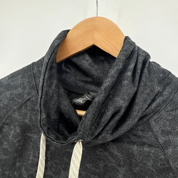 Vuori‎ Halo Essential Funnel Neck Black Camo Pullover Stretch Crop Womens Small - Image 6