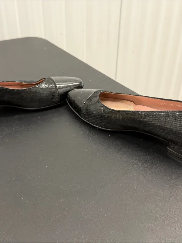 BeautiFeel Black Cap-Toe Textured Ballet Flats - Image 9