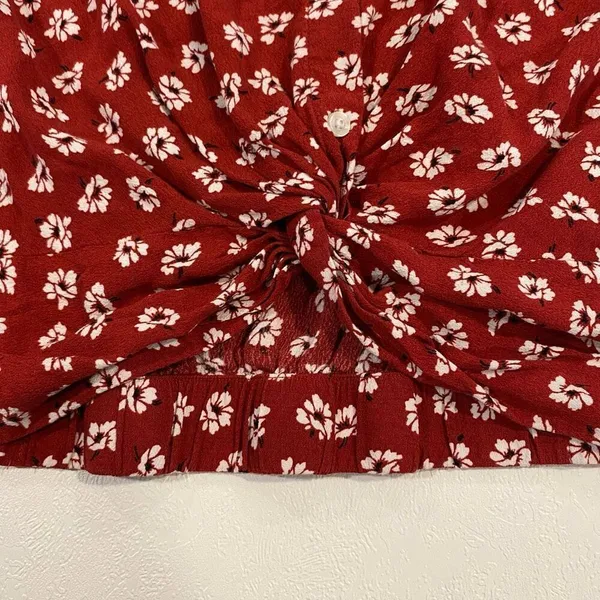 Abercrombie & Fitch Red Floral Twist Front Crop Top Women Small Button Shirt - Image 3