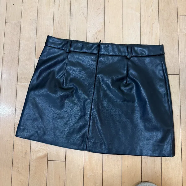 ZARA Faux Leather Lined Mini Skirt w Belt Loops Size Small Black - Image 5